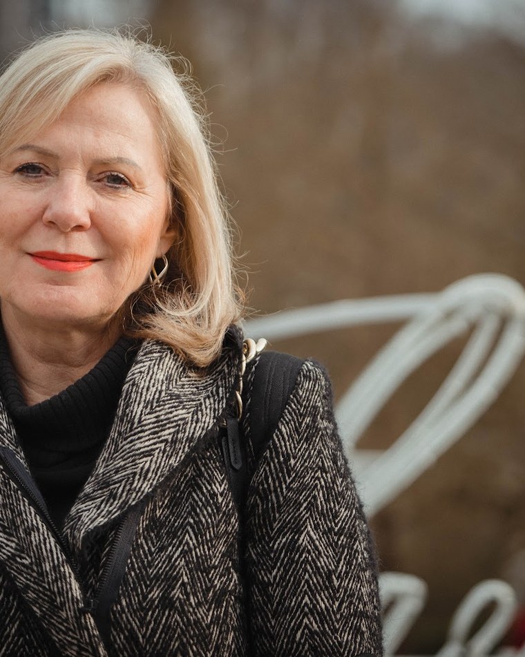 Porträt von Eva Poláčková, Geschäftsführerin von DECOLED